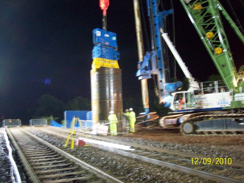 Crane fitted with the vibro hammer to drive the casing into the ground