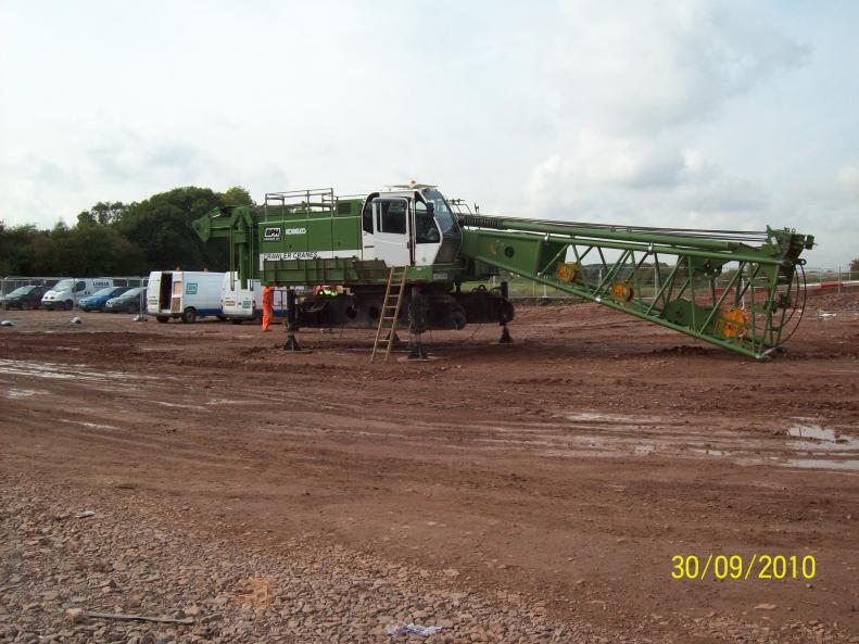 BBGE stripping down the crawler cranes to leave site.