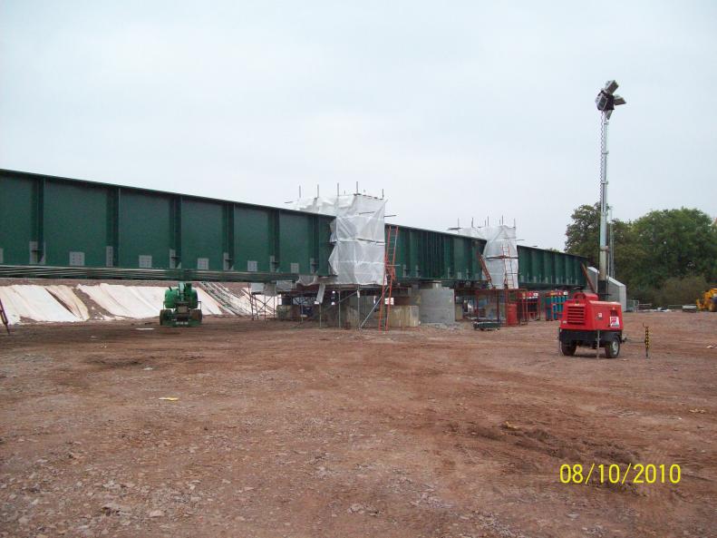 Welding screens installed at the four connection points.