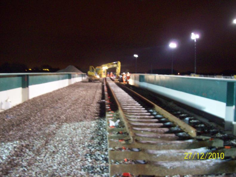 RRV lift rails onto the sleepers.