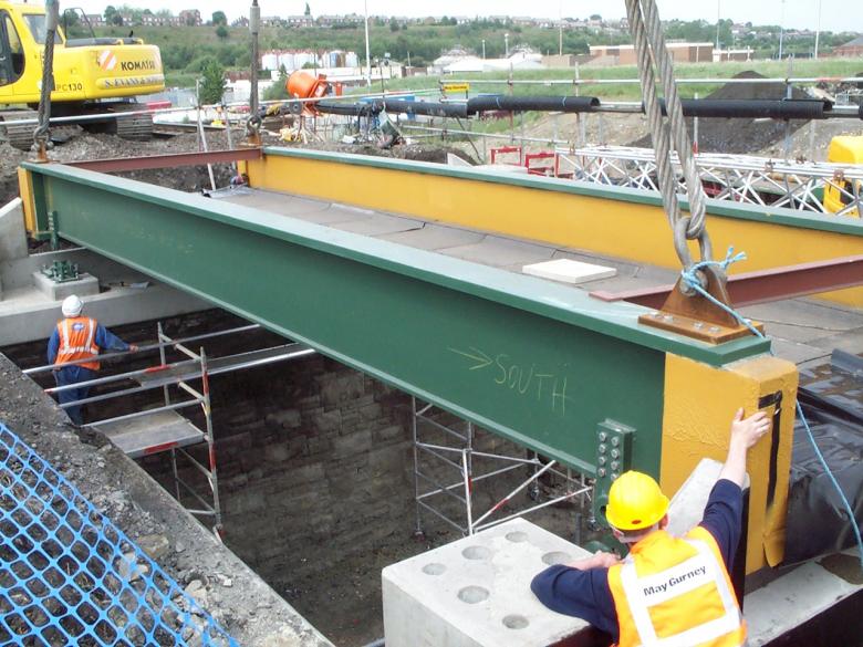 500t Crane lifting in the bridge deck units.