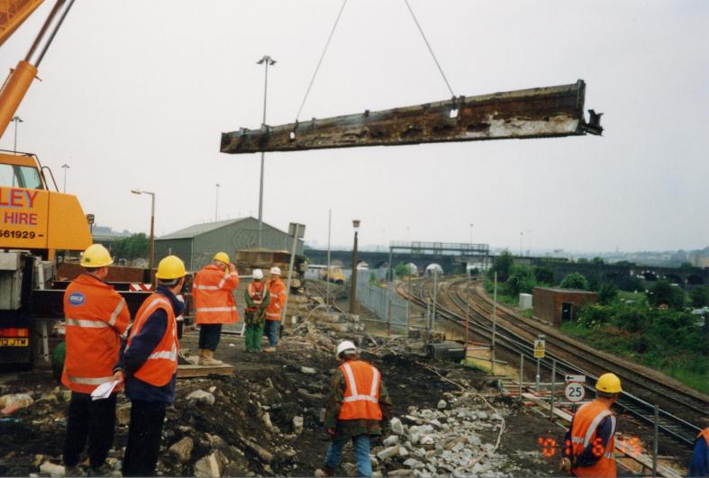 Edge gider being lifted free - David Millar - Next to Ian Watson