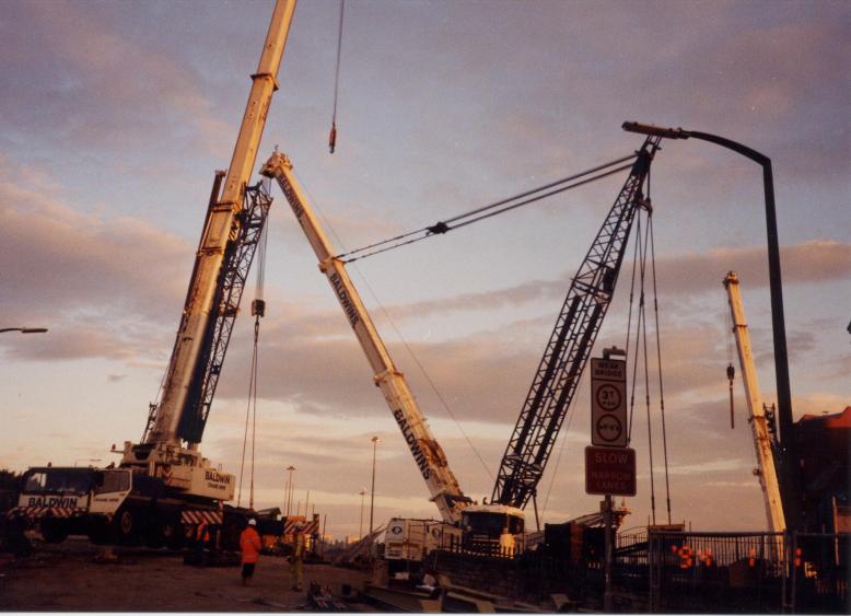 1000T crane lifting in the Girders with smaller support crane.