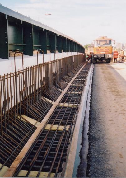 Steel fixed to the central girder + note polystrene.