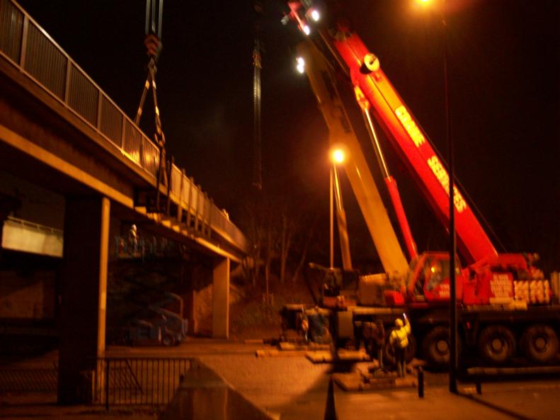 Cranes set up tandem lifting the bridge centre span out.