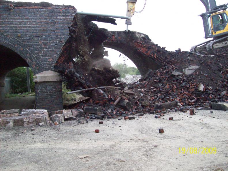 Central span arch being broken down