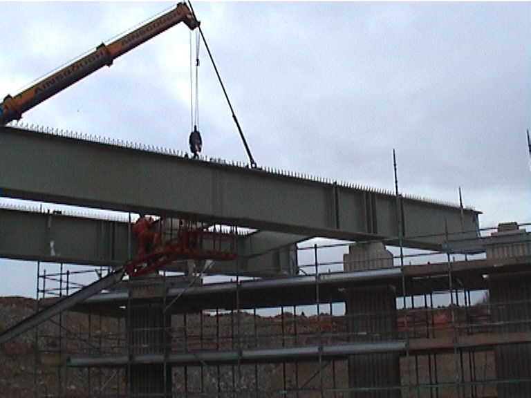 Support crane lifting in cross girder.